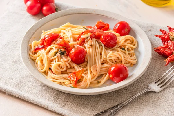 Pasta Pomodoro Espaguete Com Tomate Cereja Uma Chapa Close Estilo — Fotografia de Stock