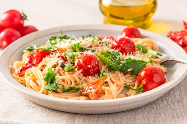 Vegetarische Pasta Pomodoro Spaghetti Mit Kirschtomaten Auf Einem Teller — Stockfoto