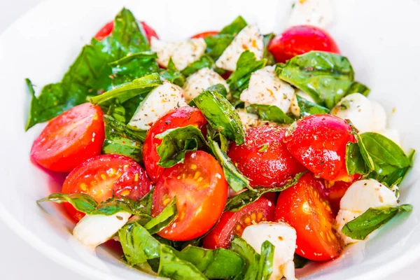 Włoskie Jedzenie Zdrowa Sałatka Caprese Mini Mozzarellą Pomidorami Wiśniowymi Bazylią — Zdjęcie stockowe