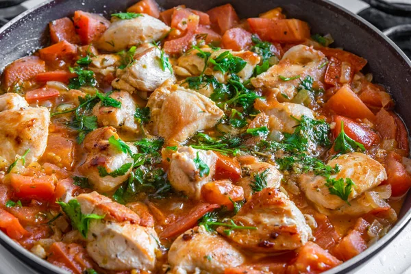 Csirke Cacciatore Főtt Serpenyőben Csirke Pörkölt Paradicsommal Piros Bors Felülnézet — Stock Fotó