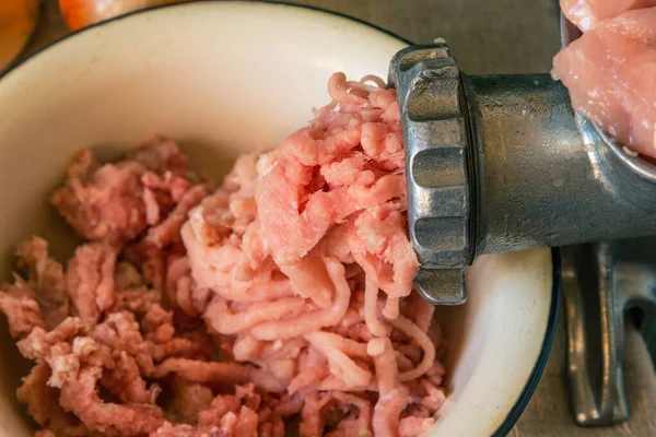 Picadora Vieja Carne Picada Cruda Sobre Fondo Rústico Cerca — Foto de Stock