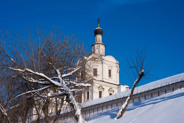 冬の青空に対する教会や修道院の壁 — ストック写真