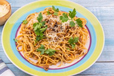 Peynirli ve kereviz yapraklı spagetti bolonezi.