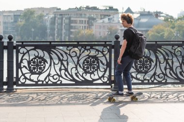 Moskova, Rusya, 6 Eylül 2019 - yaya köprüsünde kaykay süren bir adam