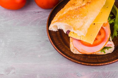 Jambonlu, peynirli, domatesli ve marullu nefis ev yapımı sandviç.