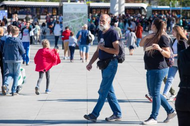 Moskova, Rusya, 28 Ağustos 2019 - Bir şehir caddesinde kalabalık
