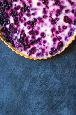 Siyah üzümlü ev yapımı tart, yaban mersini, üst görünüm, kopyalama alanı