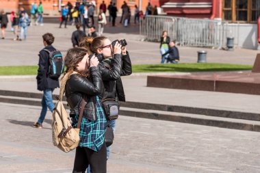 Rusya, Moskova, 7 Haziran 2018 - Moskova 'daki tarihi yerlerin fotoğraflarını çeken genç kadınlar
