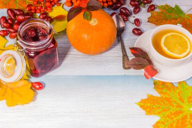 Limonlu çay, ev yapımı reçelli kavanoz, balkabağı ve böğürtlenli sonbahar yaprakları - sonbahar konsepti