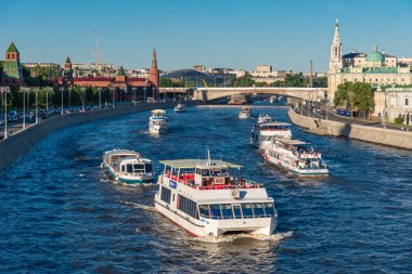 Moskova, Rusya - 18 Mayıs 2019, Kremlin yakınlarındaki Moskova nehri boyunca bir sürü eğlence teknesi yüzüyor.