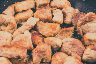 Kızartma tavasında kızartılmış domuz parçaları.