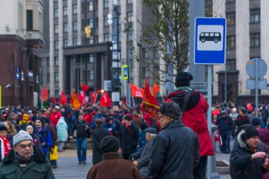 Moskova, Rusya, 7 Kasım 2017 - İnsanlar Ekim Devrimi onuruna Lenin ve kırmızı bayraklı bir geçit töreninde