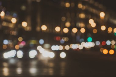 Gece şehrinin parlak ışıkları - güzel bulanık arka plan