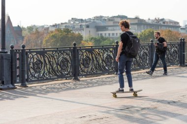 Moskova, Rusya, 6 Eylül 2019 - yaya köprüsünde kaykay süren bir adam