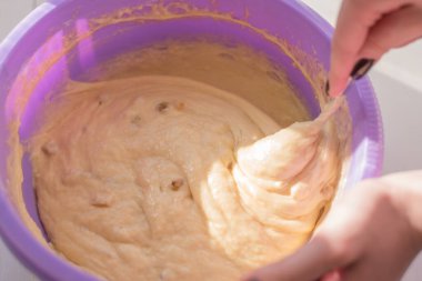 Kadın elleri hamuru kasede karıştırır - doğal ışık