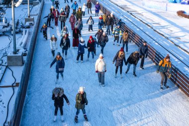 Rusya, Moskova, 10 Ocak 2018 - Birçok insan Sergi Merkezi 'nin alanındaki paten sahasında paten kayıyor.