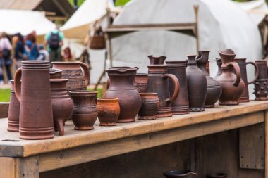 Geleneksel kırsal bardaklar, sürahiler ve tabaklar bir sokak dükkanının tezgahında.