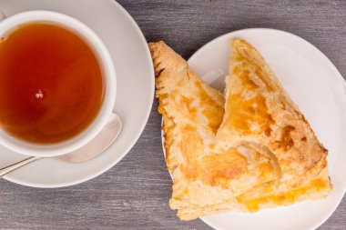 Lezzetli altın üçgenler yakın plan poğaça