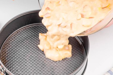 Elmalı pasta pişiren kadın - çiğ hamur.