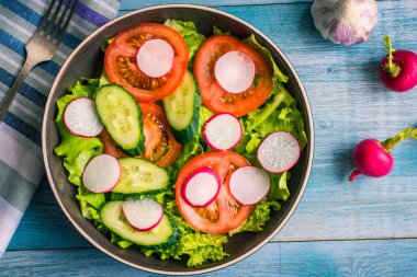 Salatalı, domatesli, salatalı, salatalıklı ve turplu vejetaryen salatası.