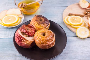 Çömlek çömleği fırında elmalar - üst manzara