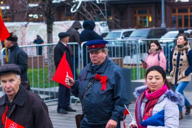 Moskova, Rusya, 7 Kasım 2017 - İnsanlar Ekim Devrimi onuruna Lenin ve kırmızı bayraklı bir geçit töreninde