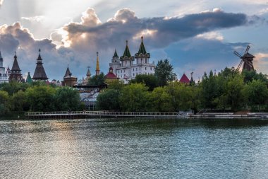 Rusya, Moskova, 8 Temmuz 2018 - Güzel şehir manzarası Izmailovo Kremlin gün batımında