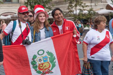 Rusya, Moskova, 10 Temmuz 2018 Dünya Kupası 'nda Peru bayrağıyla turistler