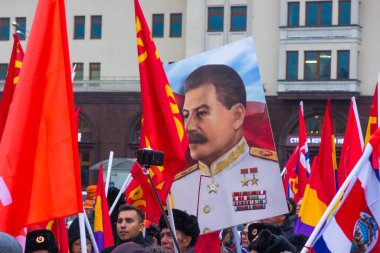 Moskova, Rusya, 7 Kasım 2017 Ekim Devrimi 'nin onuruna Stalin' in portreleri ve kırmızı bayraklarla yapılan geçit töreninde.