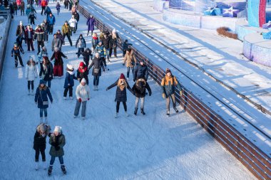 Rusya, Moskova, VDNH, 10 Ocak 2018 - İnsanlar güneşli bir kış gününde dinlenip paten kayıyorlar - yukarıdan bir manzara
