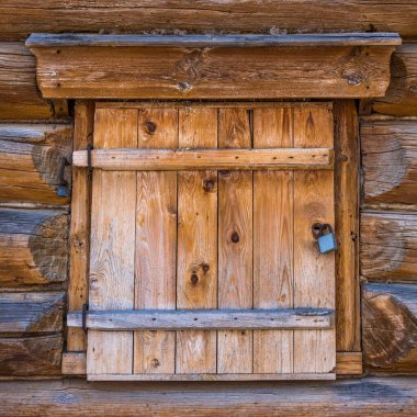 Eski ahşap bir evin kapalı penceresi.