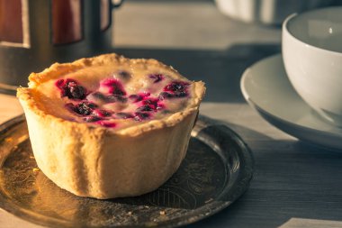 Sabah kahvaltıda masada yaban mersinli küçük bir tart.