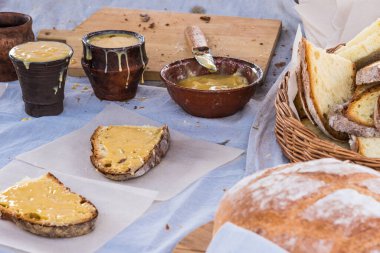 Ballı sandviçler, masada bal ve ekmek.