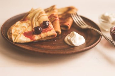 Kremalı ve vişneli krep.