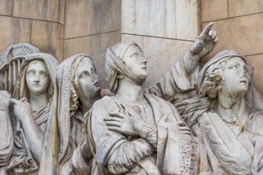 Rusya, Moskova, Donskoy Manastırı 'nın Necropolis' i 18 Mayıs 2018 - Detaylı yardım, David 'in muzaffer Goliath buluşması, 1849, heykeltıraş A. V. Loganovsky, eski Kurtarıcı İsa Katedrali' nin süslemelerinden geriye kalanlar