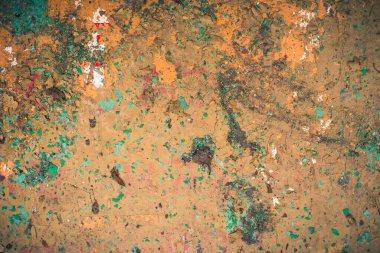 Eski, koyu ahşap bir yüzey, eski püskü bir boyası var.