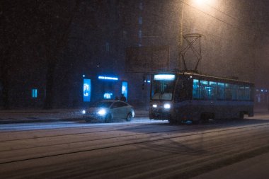 Rusya, Moskova, 8 Ocak 2018 - Moskova 'da kar yağışı sırasında gece tramvay yolculuğu