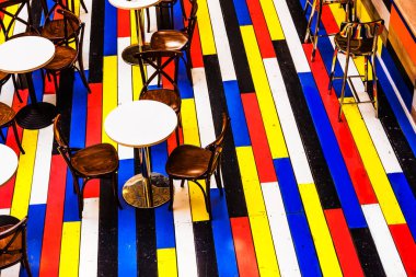 Kafede parlak renkli zemin