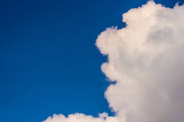 Güzel kümülüs bulutları ilkbaharda mavi gökyüzünde