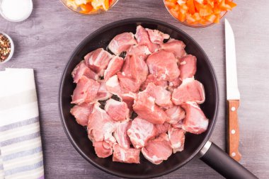 Yakın plan çekimde çiğ domuz eti.