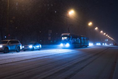 Rusya, Moskova, 8 Ocak 2018 - Moskova 'da kar yağışı sırasında gece tramvay yolculuğu