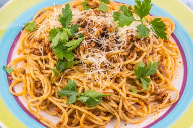 Peynirli ve kereviz yapraklı spagetti bolonezi.