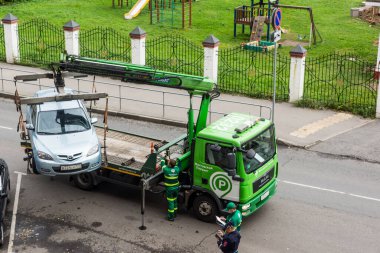 Rusya, Moskova, 15 Eylül 2017 - Çekici yasak park halindeki arabayı aldı