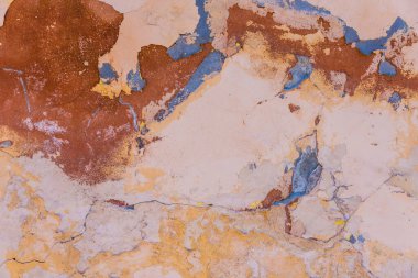 Eski duvar, eski boyanmış ve alçılı.