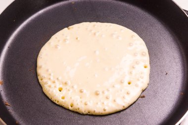 Kızartma tavasında kızartılmış gözleme - üst manzara