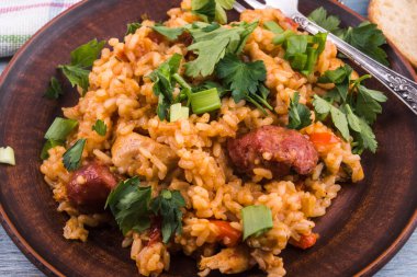 Klasik Louisiana Jambalaya. Tavuk, pirinç ve füme sosis. Yakın plan.