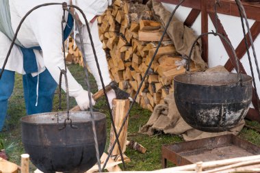 Mutfakta odun kırıyor.