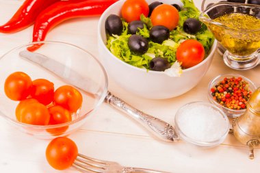 Vejetaryen salatası ve malzemeler, biber, domates, zeytin, baharat - sağlıklı beslenme kavramı