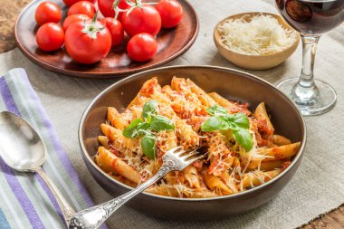 Pasta All 'Arrabbiata. Parmesan peyniri ve kırmızı şaraplı geleneksel bir İtalyan yemeği.