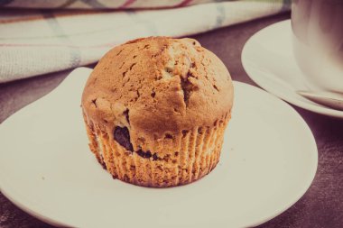 Kahvaltıda böğürtlenli ev yapımı kek.